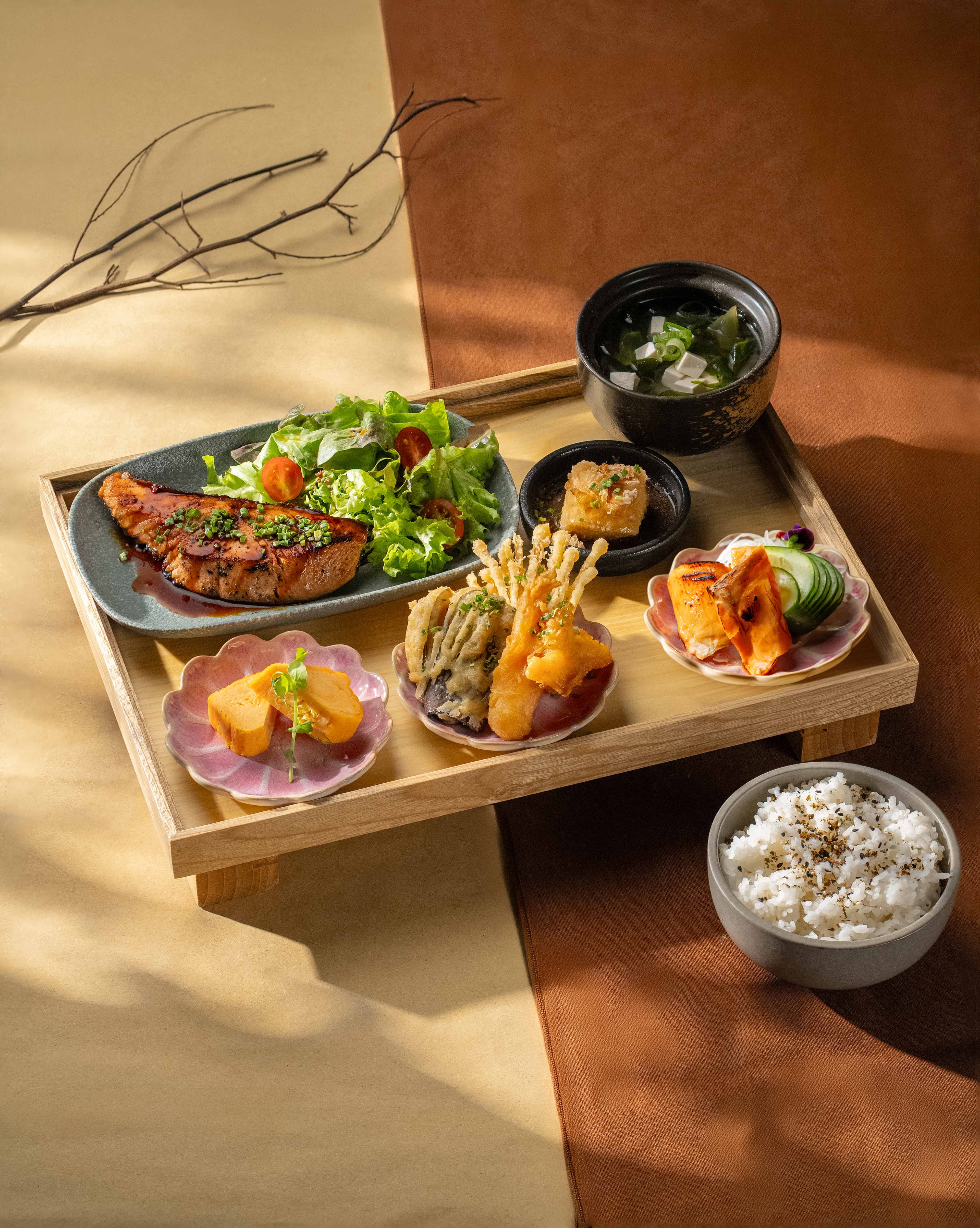 Teishoku Set di Café Kissa: Cara Baru Menikmati Makan yang Lebih Tertata di Tengah Hiruk Pikuk Kota